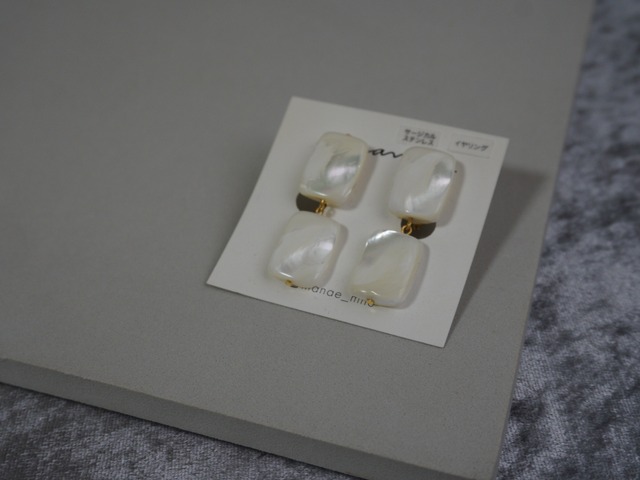 【 WAVE 】White shell earring