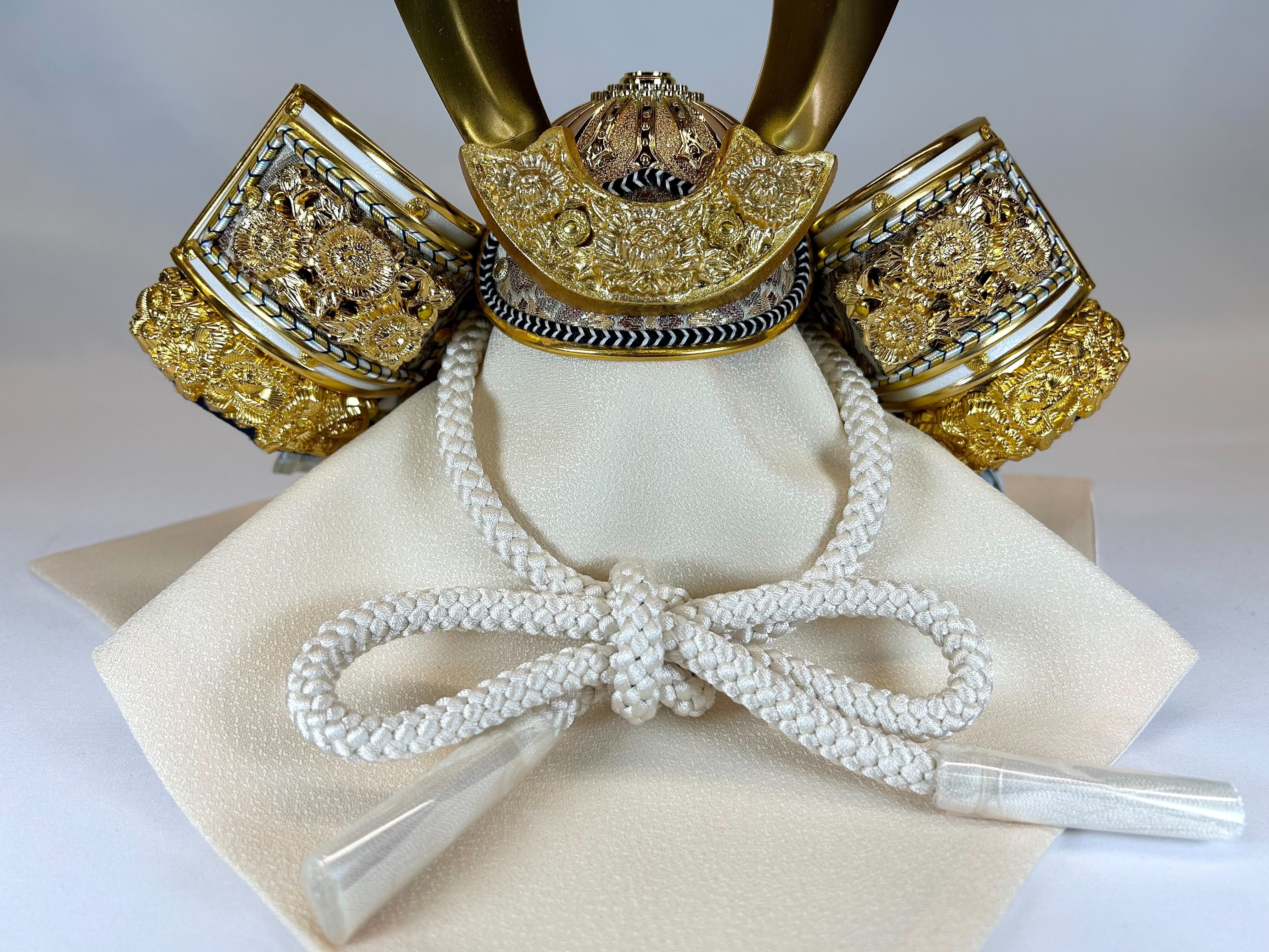 五月人形 兜 S802 金彩ゴールド 屛風 309 飾り台 32 白木 兜セット 五月人形 兜 S802 金彩ゴールド 屛風 309 飾り台 32 白木 兜セット