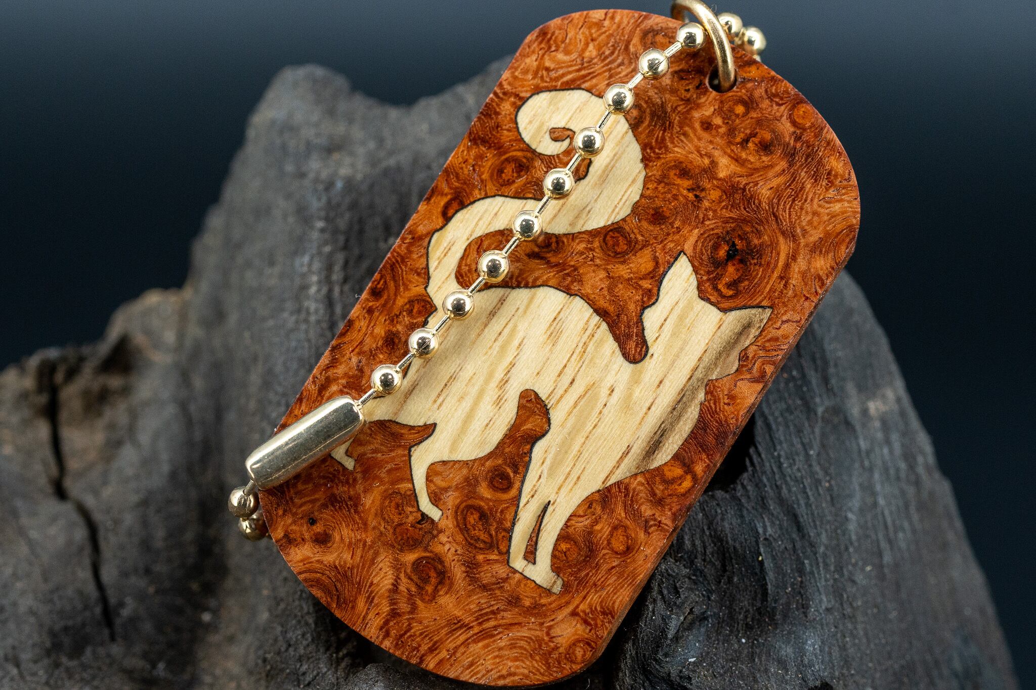 ※【朱色の銘木】 本花梨瘤 ドッグタグ 象嵌 探る視線