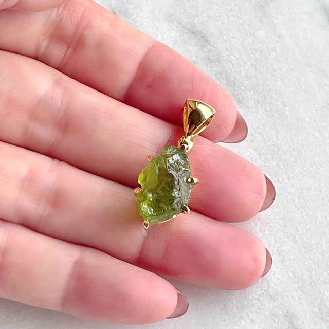 【超美石】アリゾナ産　ペリドット　ペンダント　8923