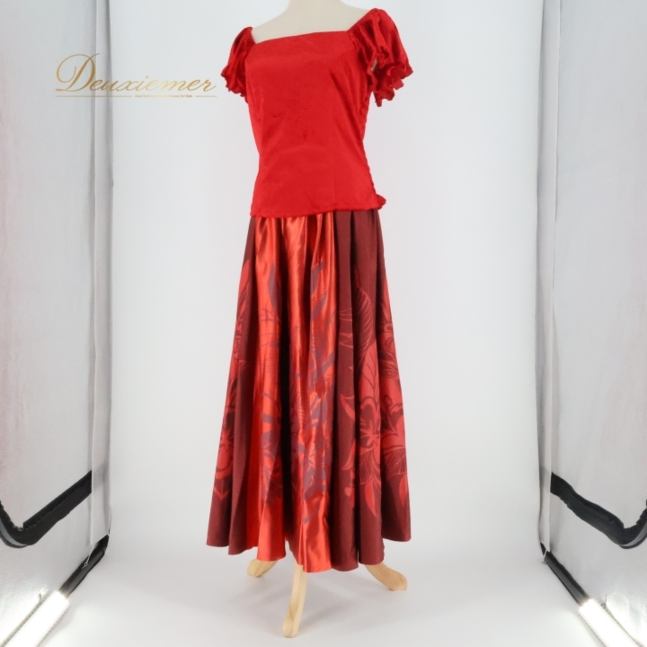 フラダンス衣装 ツーピース 上下セット セットアップ アロハスタンダード レッド系 ALOHA STANDARDS 日本製 ベロア 光沢感 ワンカラー 上品 高級感 かわいい 華やか 鮮やか 赤 ハワイアン アロハ ハワイアンプリント フラ ダンス レッスン