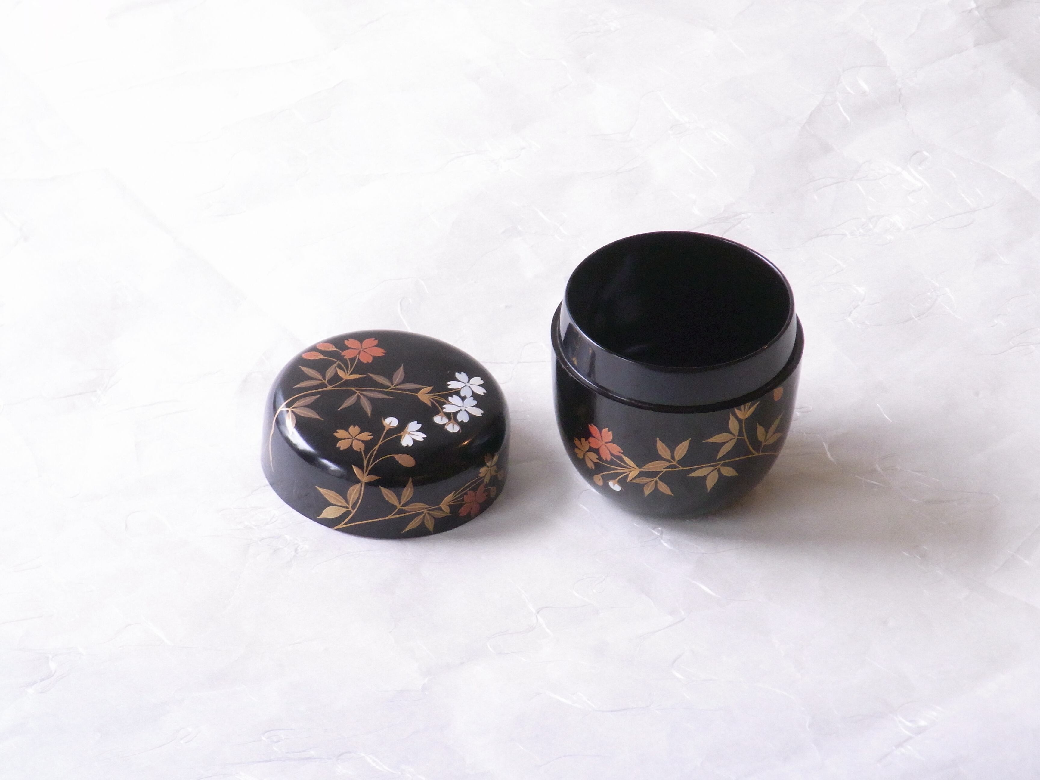 桜草.白.中棗　貝入り　加賀蒔絵師田中宗凌作 加賀 蒔絵師 田中宗凌 作 唐松 大棗 内銀地 螺鈿 茶道具 | 新栄堂