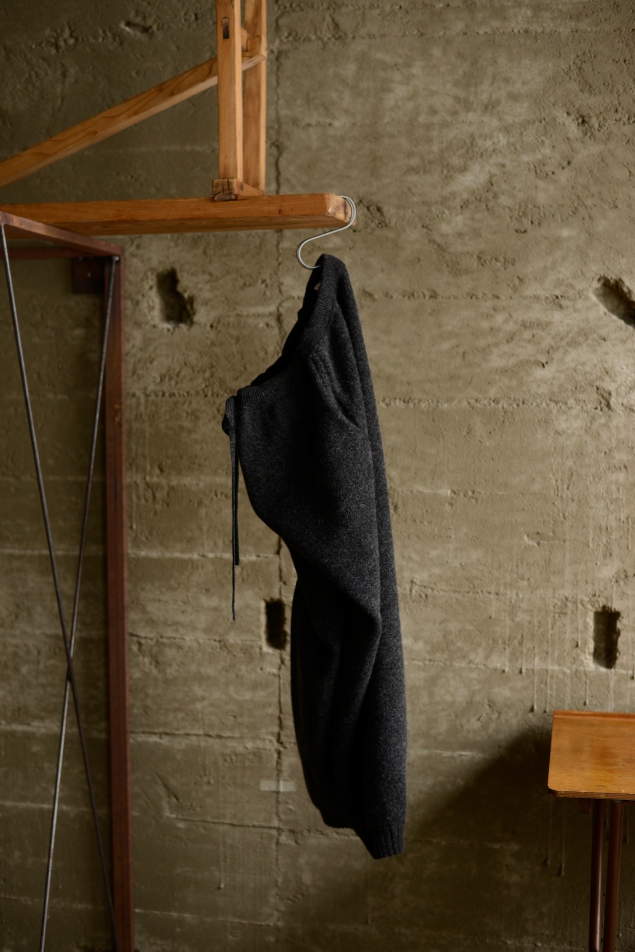 Nikki ESSENTIAL PIECES / Yak felted sweat pants(charcoal)