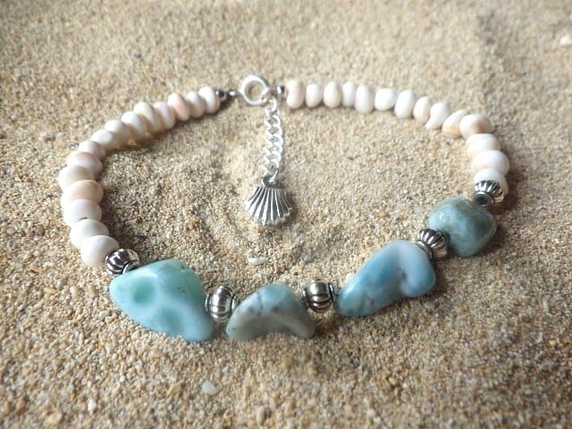 Caribbean Breeze ラリマーとコンクシェルのビーチブレスレット