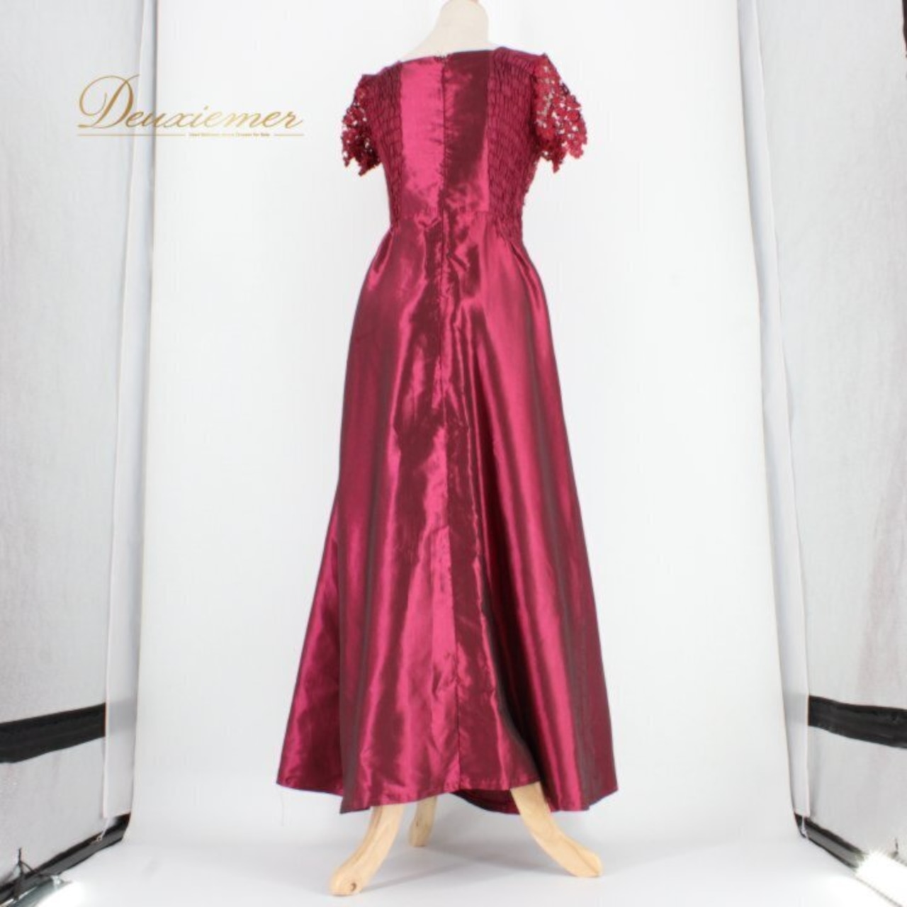 パーティドレス 社交ダンス レディース スタンダード レッド系 ドレス カラードレス 発表会 演奏会 カラオケ 二次会 ピアノ 赤 花柄 レース パープル系 ワインレッド系 光沢 サテン風 光沢感 フェミニン 袖なし ノースリーブ フレアスカート ミモレ丈 ロング丈 大人可愛い 華やか 上品 エレガント レース花柄 刺繍風レース ウエストリボン 蝶結び ベルト付き きれいめ 結婚式 コンサート 舞台衣装 衣装用 フォーマル レディース 伸縮性 シャーリング 体型カバー カラオケ衣装 発表会ドレス