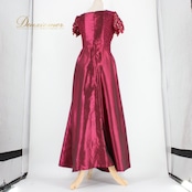 パーティドレス 社交ダンス レディース スタンダード レッド系 ドレス カラードレス 発表会 演奏会 カラオケ 二次会 ピアノ 赤 花柄 レース パープル系 ワインレッド系 光沢 サテン風 光沢感 フェミニン 袖なし ノースリーブ フレアスカート ミモレ丈 ロング丈 大人可愛い 華やか 上品 エレガント レース花柄 刺繍風レース ウエストリボン 蝶結び ベルト付き きれいめ 結婚式 コンサート 舞台衣装 衣装用 フォーマル レディース 伸縮性 シャーリング 体型カバー カラオケ衣装 発表会ドレス