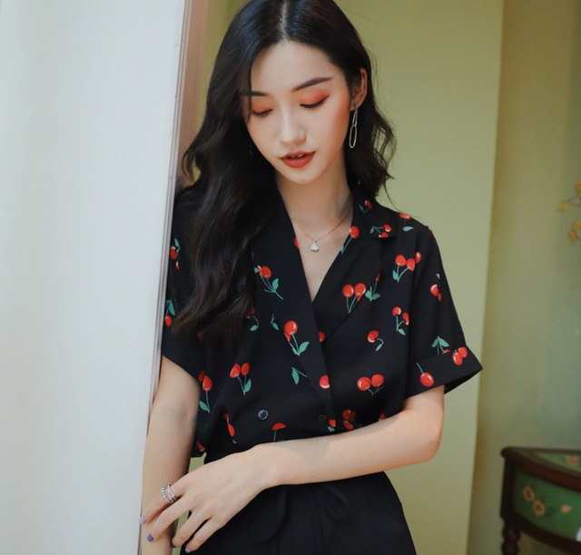 トップス シャツ ブラウス 袖あり 半袖 Vネック 襟付き 開襟 ストレート 前開き 前ボタン ポリエステル かわいい 大人可愛い 大人 おしゃれ お洒落 レトロ 大人可愛い こなれ感 ラフ キュート 主役級 存在感 抜け感 総柄 春 夏 10代 20代 30代 40代 レディース 女性用 学生 通学 デート お出かけ 女子会 休日 アウトドア イベント 旅行 海 着回し 普段使い 楽ちん S M L ゆったり ブラック チェリー