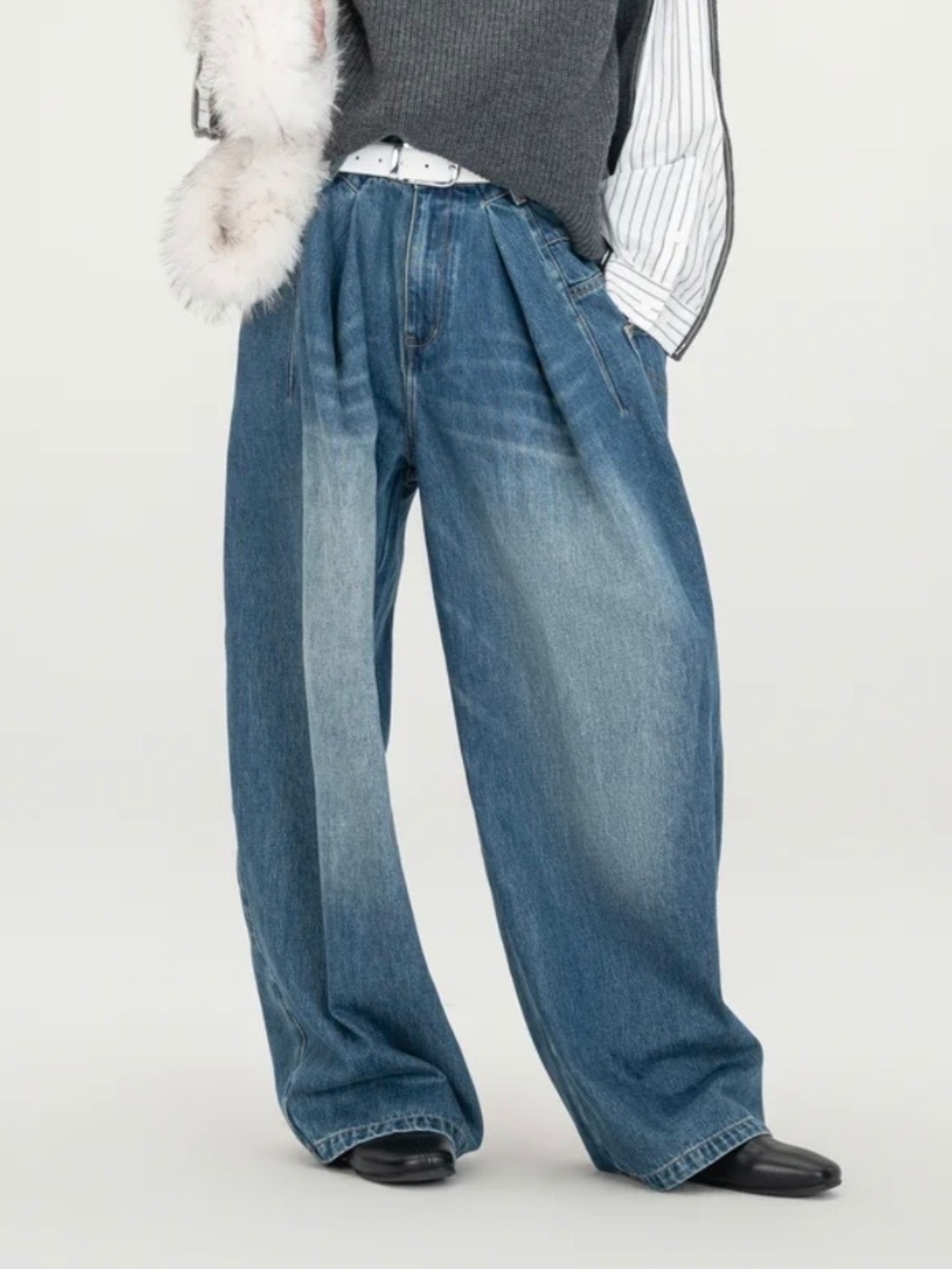 【26AW | WOMEN】Feng Chen Wang フェンチェンワン / デニム / BLUE WASHED DECONSTRUCTED DENIM PANTS　FUF22TR04 - 2