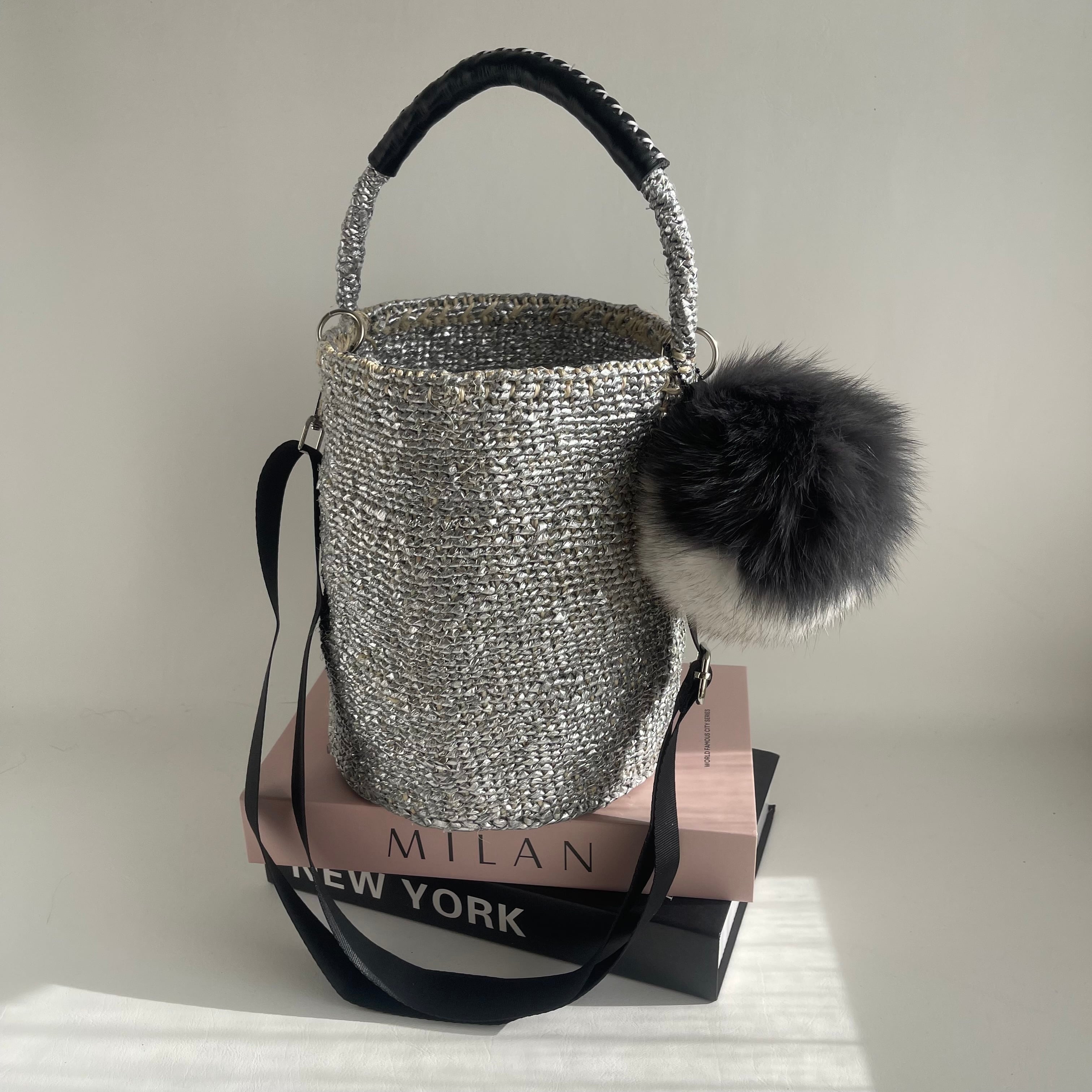 メオンブルー　ショルダー カゴバッグ　meongblue OVAL Shoulder Strap Kago-Bag & BIG FUR / Gray x White | meong blue