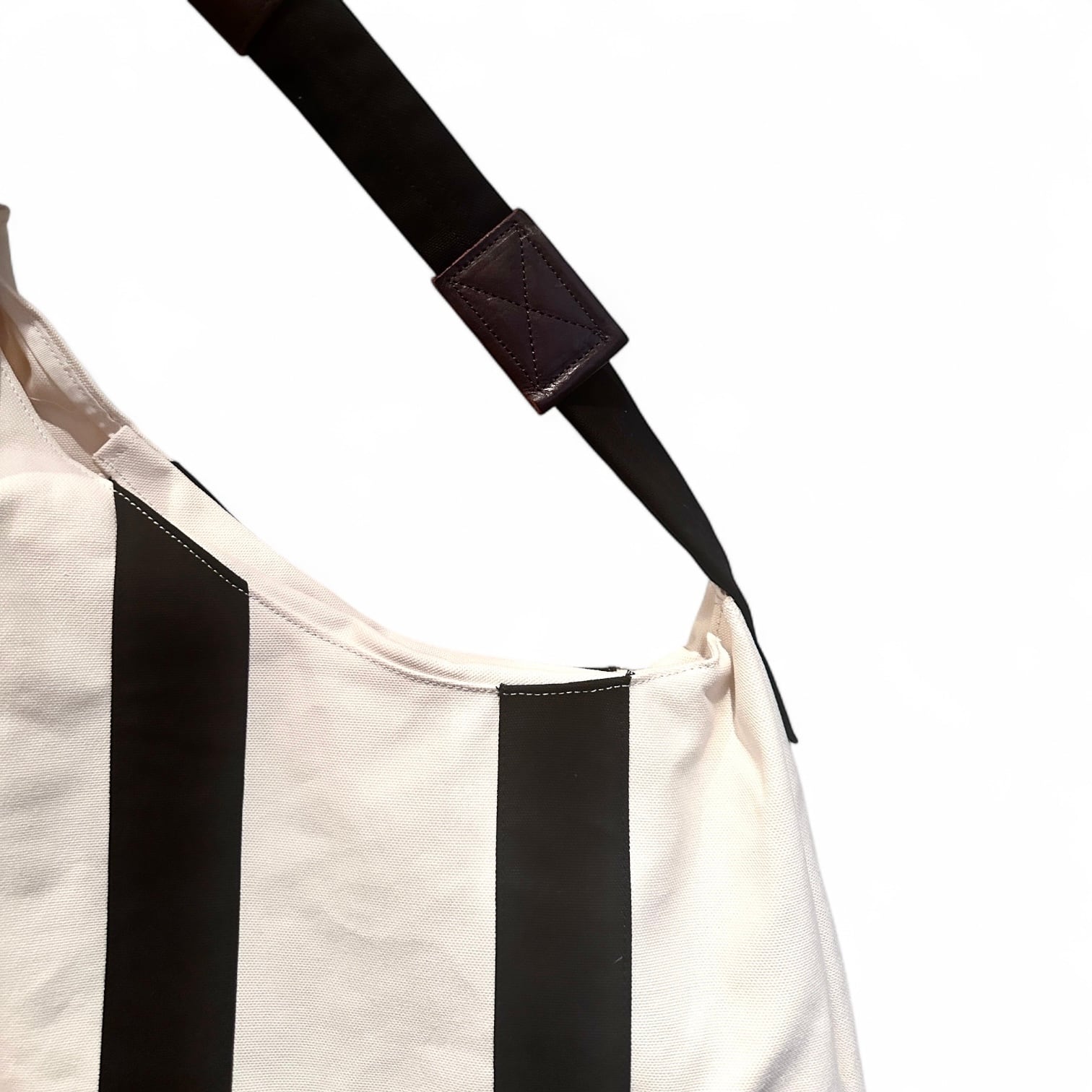 KHOKI [3D CUTTING MESSENGER BAG] | LILLY DEL SALONE