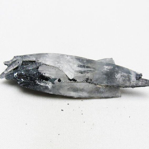 レーザークリスタル 水晶 クラスター 水晶 原石 スティブナイト 輝安鉱入り 一点物 おまかせ便 172-3346