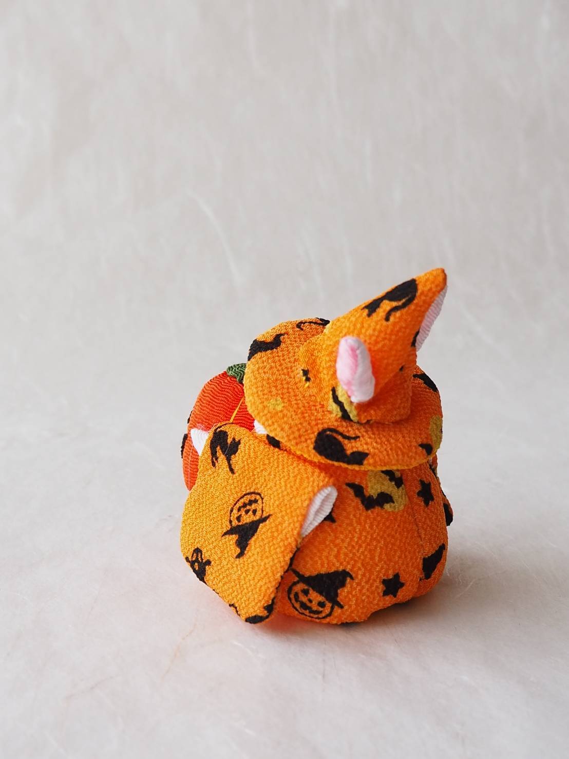 四角いおばけカボチャを抱えたハロウィンうさちゃん | 四季彩