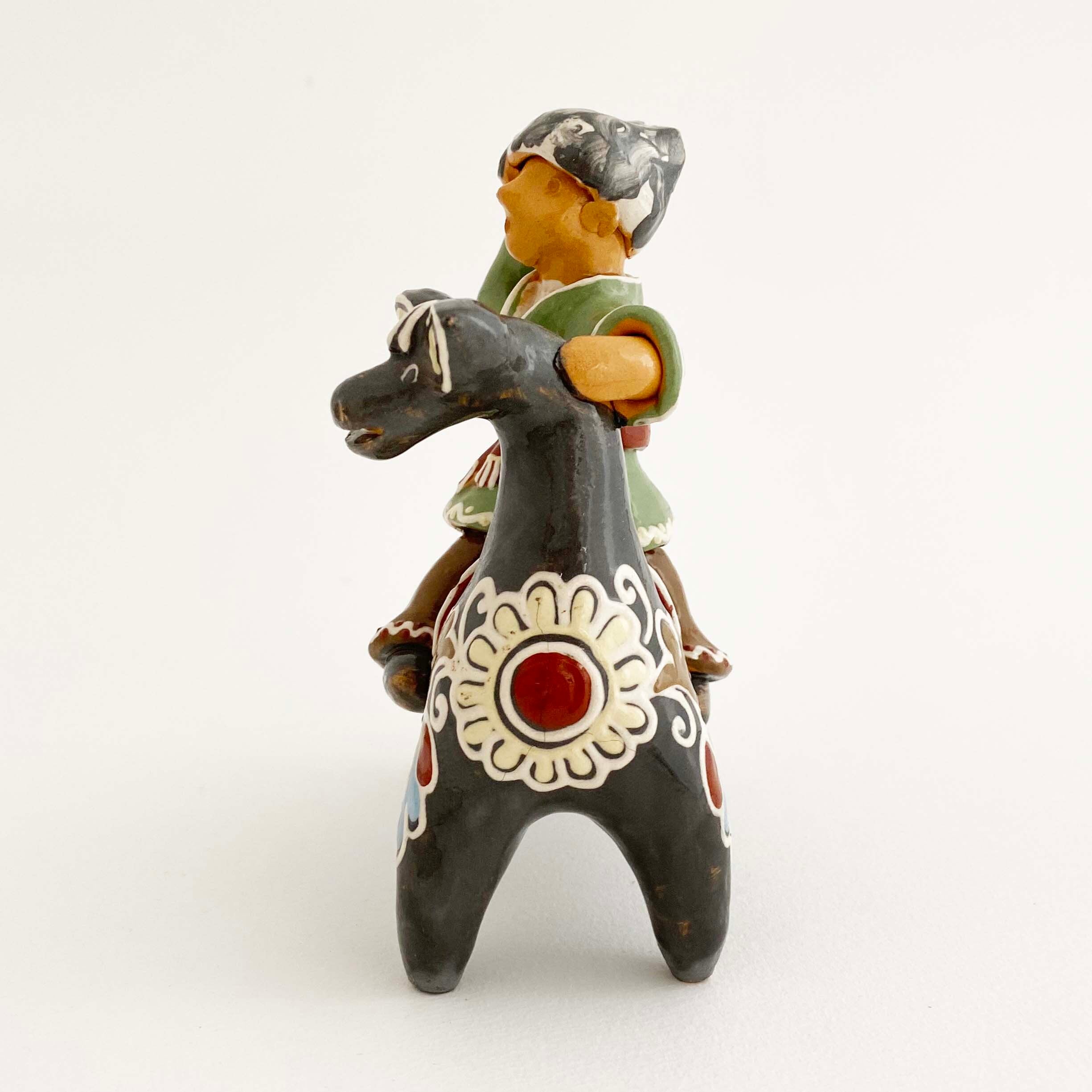 ウクライナ産 オピシュニャ土人形(牛に乗った騎士)