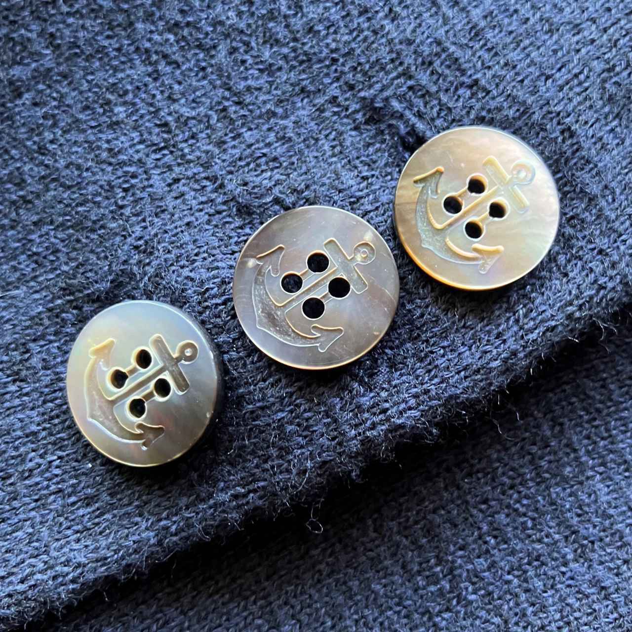 黒蝶貝ボタン付替えサービス/アンカー | Favorknits - フェイバニッツ