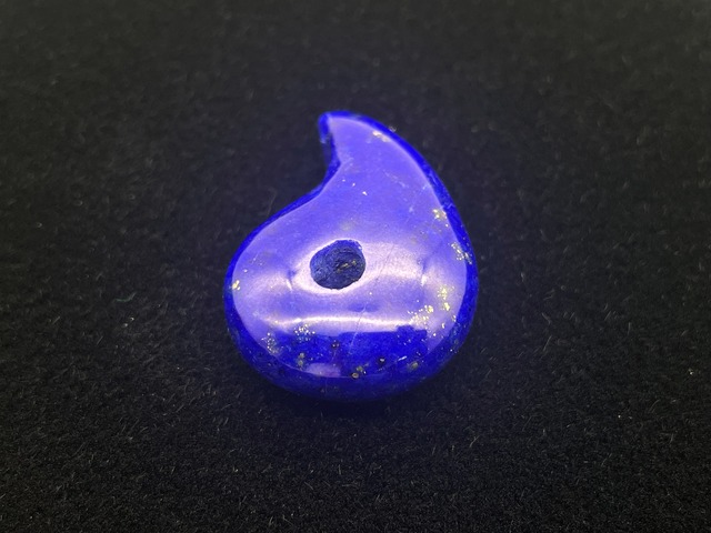 勾玉（ラピスラズリ）