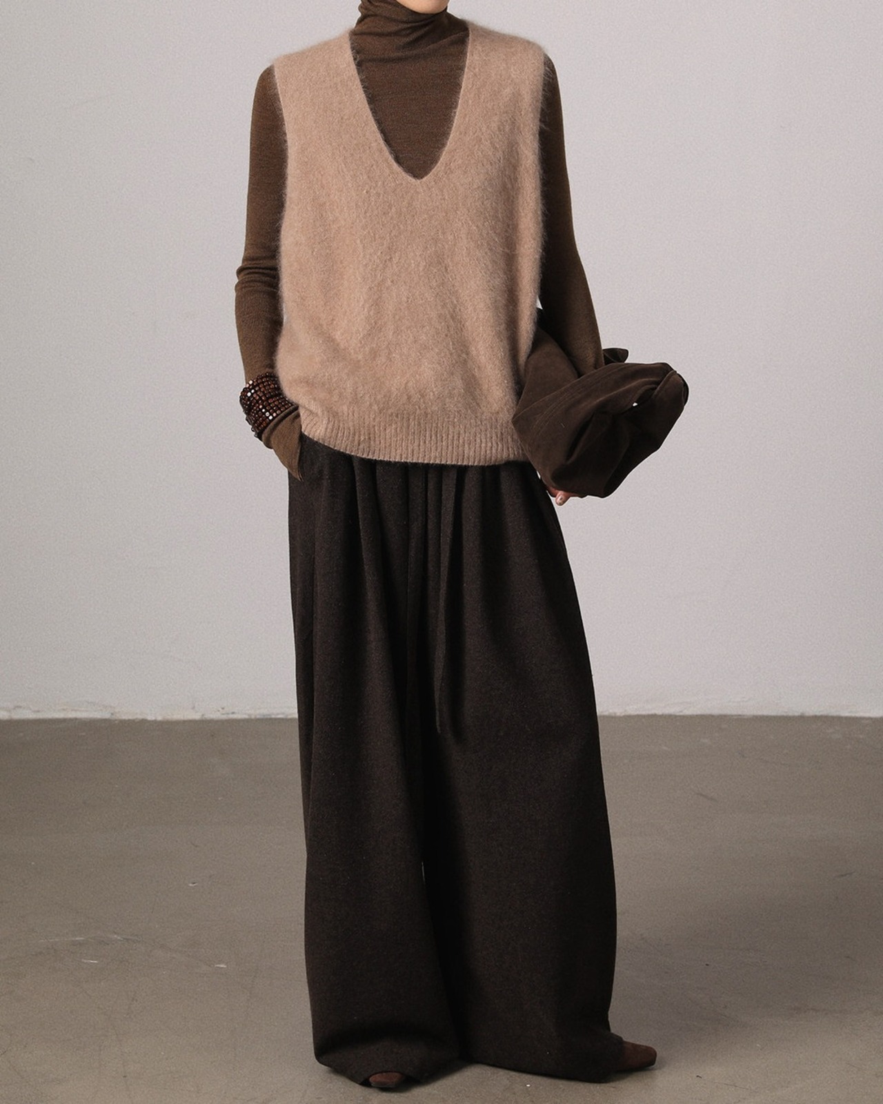 Shaggy v-neck knit Vest  L0081
