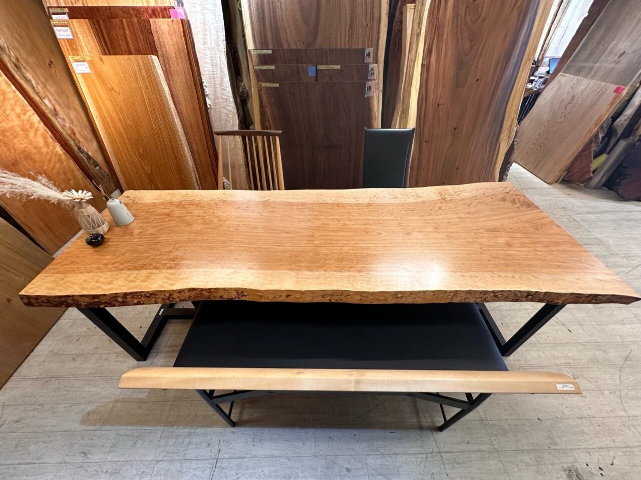 【20%お値下げ】真樺　無垢材一枚板テーブル（幅約192.5cm） 売約済み】真樺（マカバ） 耳付き三枚接ぎ無垢テーブル W1800（国産/二