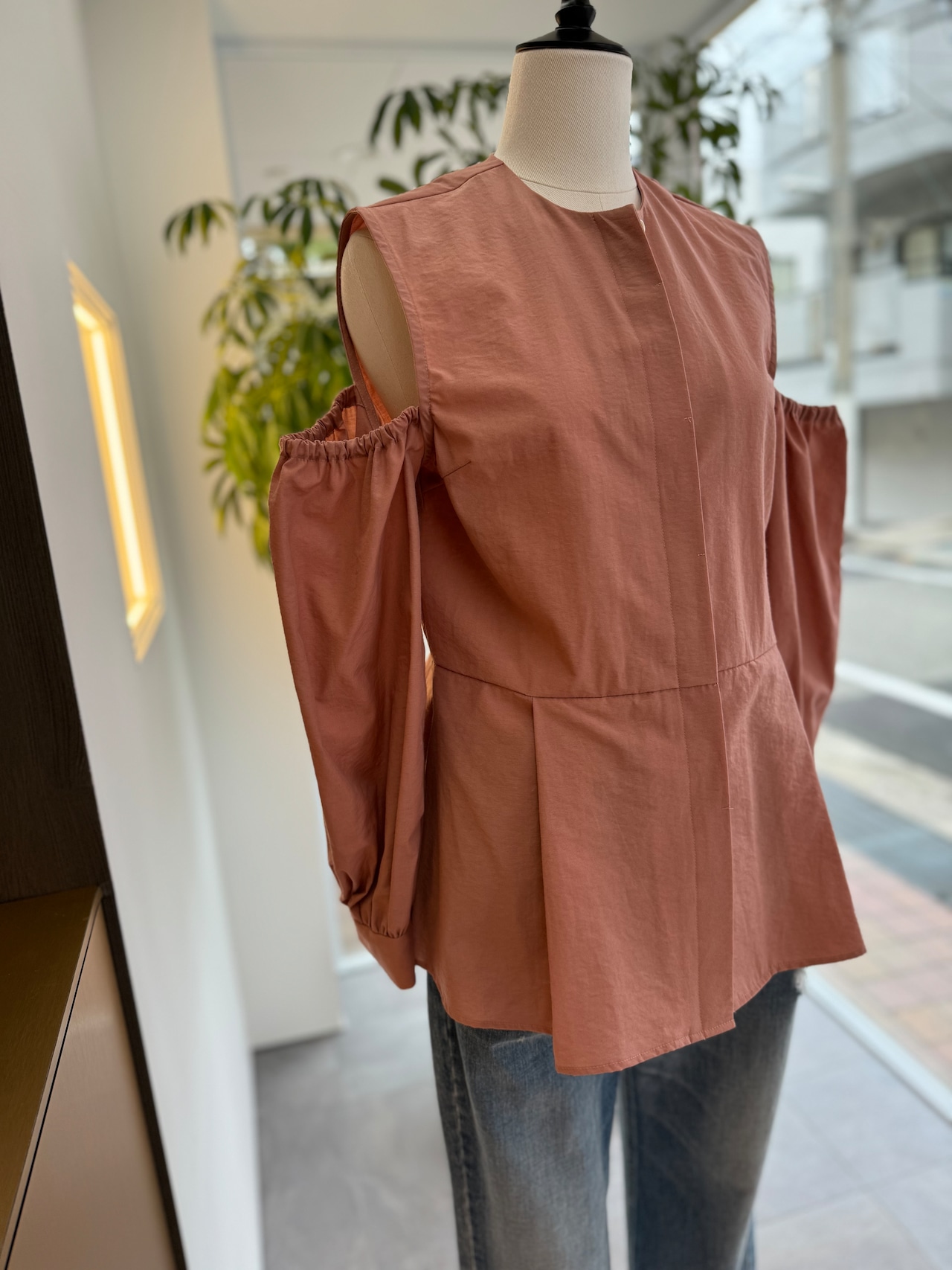 BORDERS at BALCONY OPEN SHOULDER BLOUSE