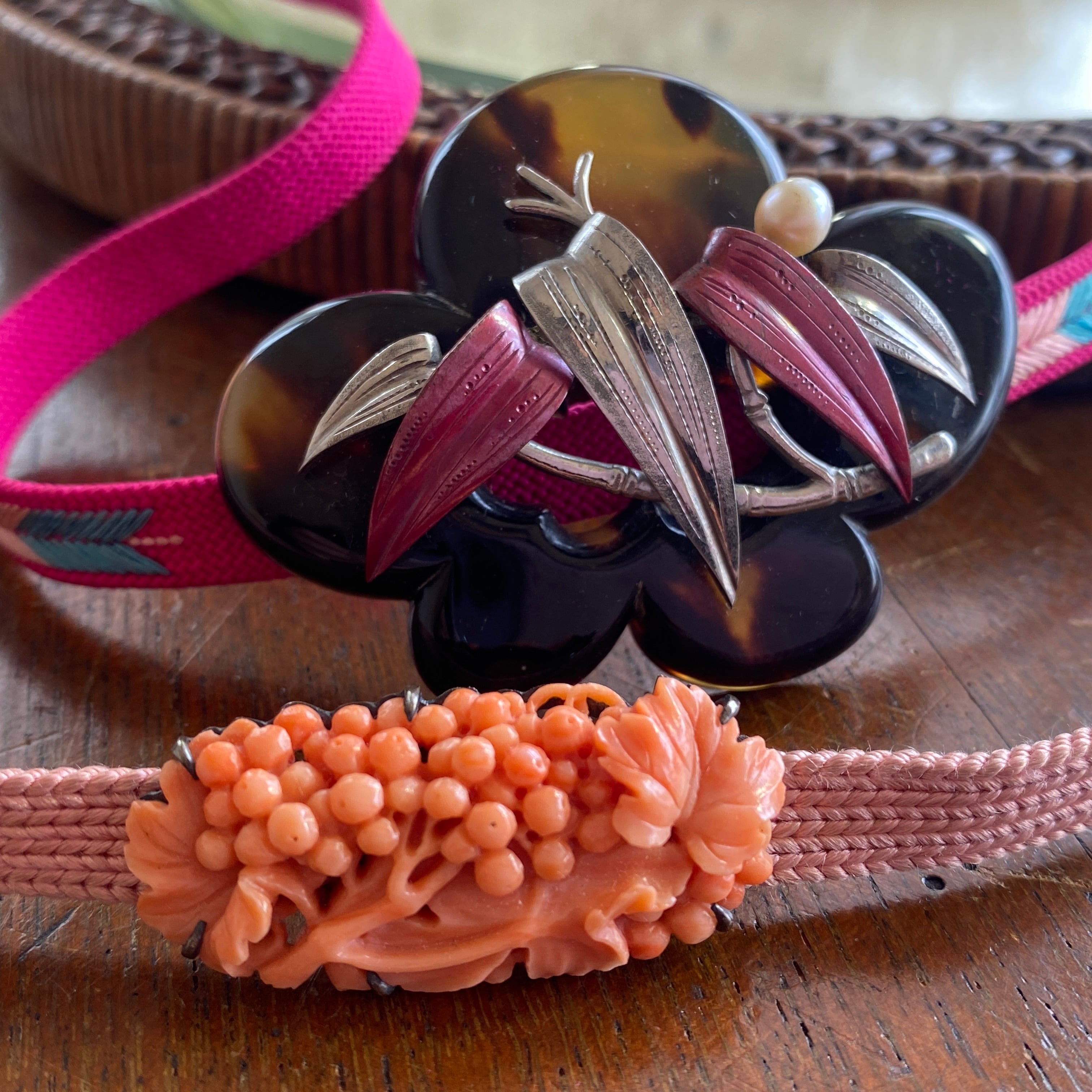 アンティーク　本珊瑚　可憐な葡萄の実の帯留め（時代紐付き）