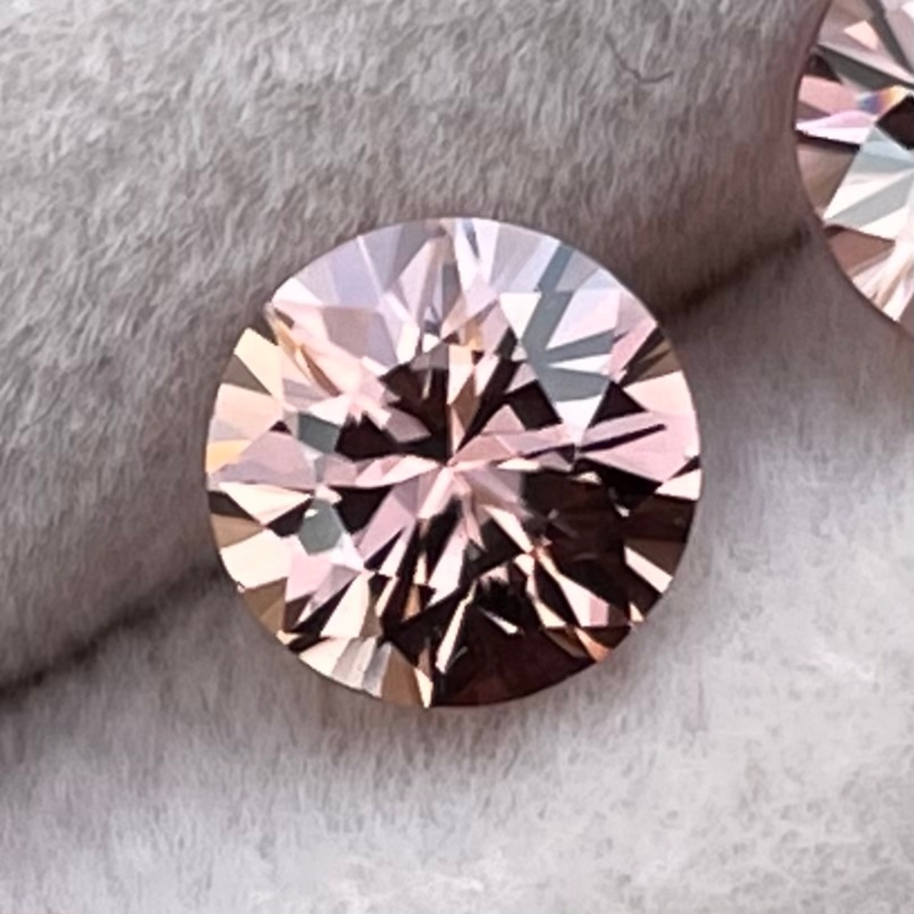 ダイヤモンドカット ブラウニッシュピンクジルコン 5.6mm