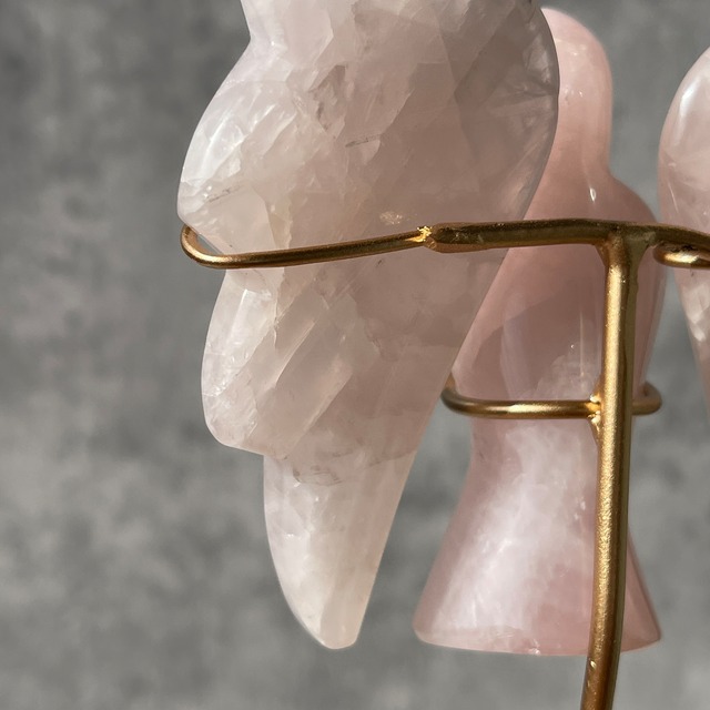 ブラジル・バイーア州産 ローズクォーツ エンジェル 彫刻｜天使｜スタンド付き