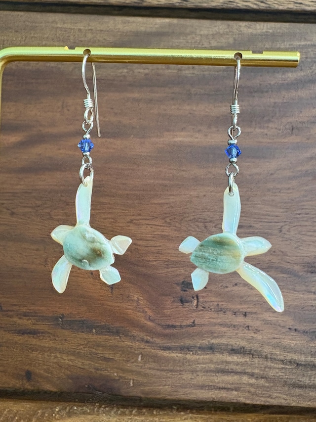 夜光貝の海ガメピアス