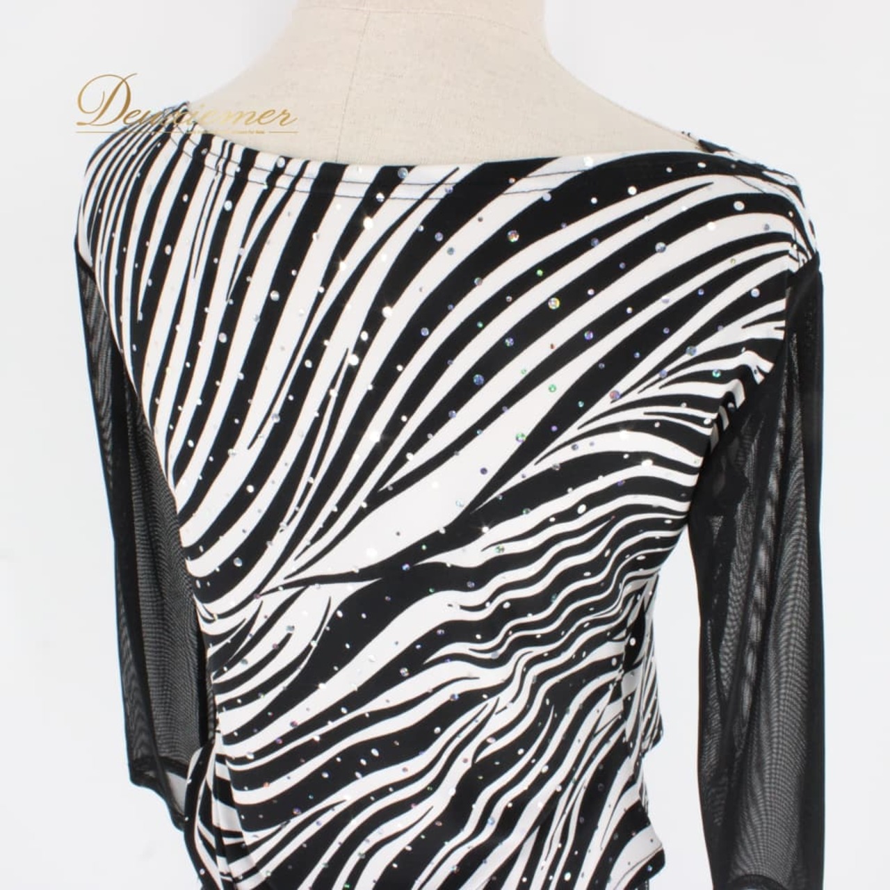 社交ダンス 衣装 スタンダード 上下セット ツーピース レッスンウェア パーティ衣装 TAKA DANCE 白 黒 ブラック系 ホワイト系 キラキラ 社交ダンス衣装 ダンスドレス 黒白モノトーン ゼブラ柄風 モノトーン 柄 大人 上品 きらめき ホログラム ラメ調 プロ ダンス 発表会 舞台衣装 社交ダンスレッスン 社交ダンスパーティ 白系 長袖 袖あり フレアスカート ウエストゴム 伸縮生地 ポリウレタン混 ポリエステル素材 競技練習用 練習用 女性用 レディース 9号 トルソー対応 トップス