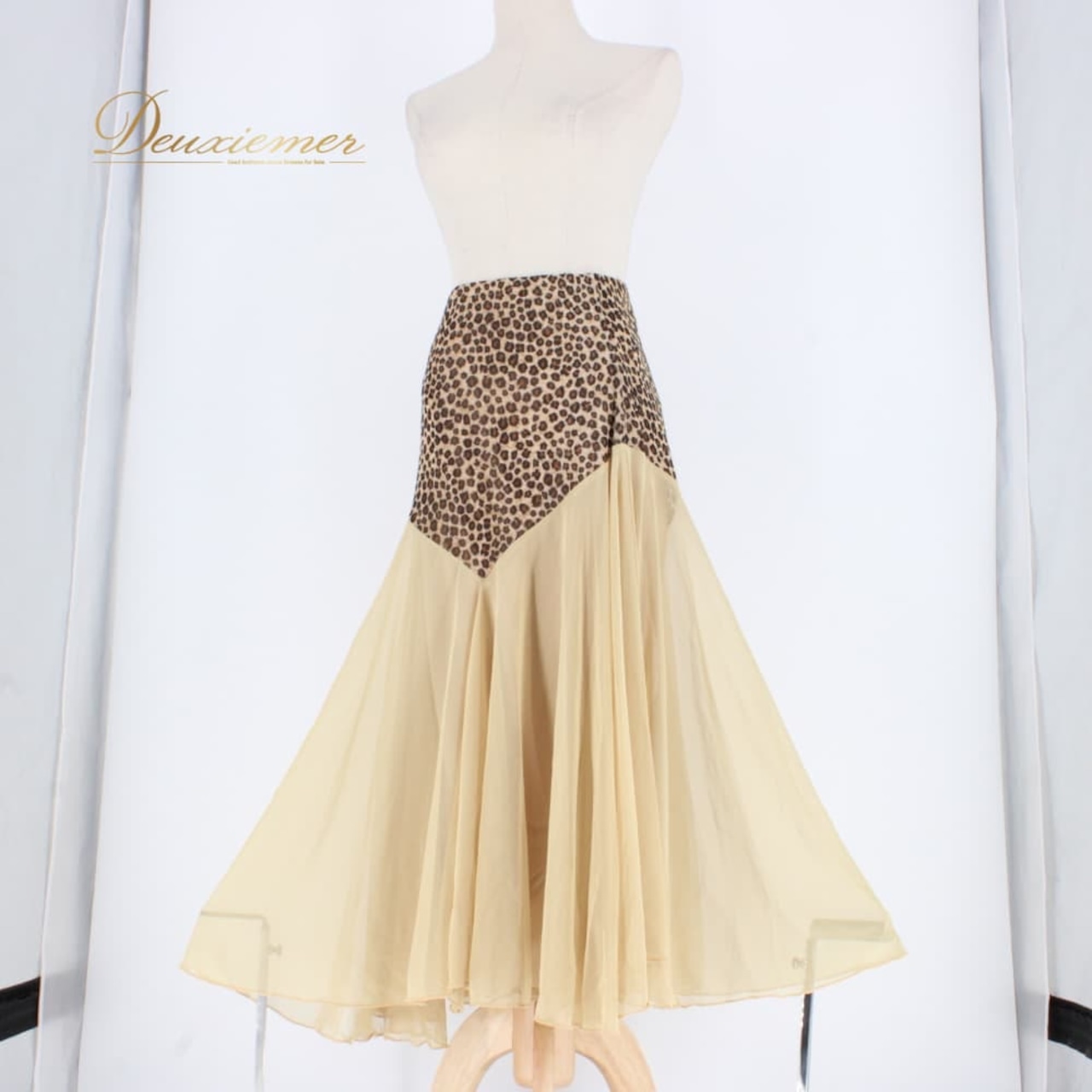 社交ダンス 衣装 スタンダード スカート レッスンウェア レディース ベージュ系 ブラウン系 レース ヒョウ柄 練習着 ステージ衣装 上品 ダンス衣装 レオパード シック エレガント 大人可愛い 舞台衣装 ポリエステル フレアスカート アシンメトリー風 きれいめ 伸縮性 ポケットなし レース風デザイン 丈長め ミドル丈 83cm前後 ゴムウエスト ウエストゴム フィット感 たっぷりフレア