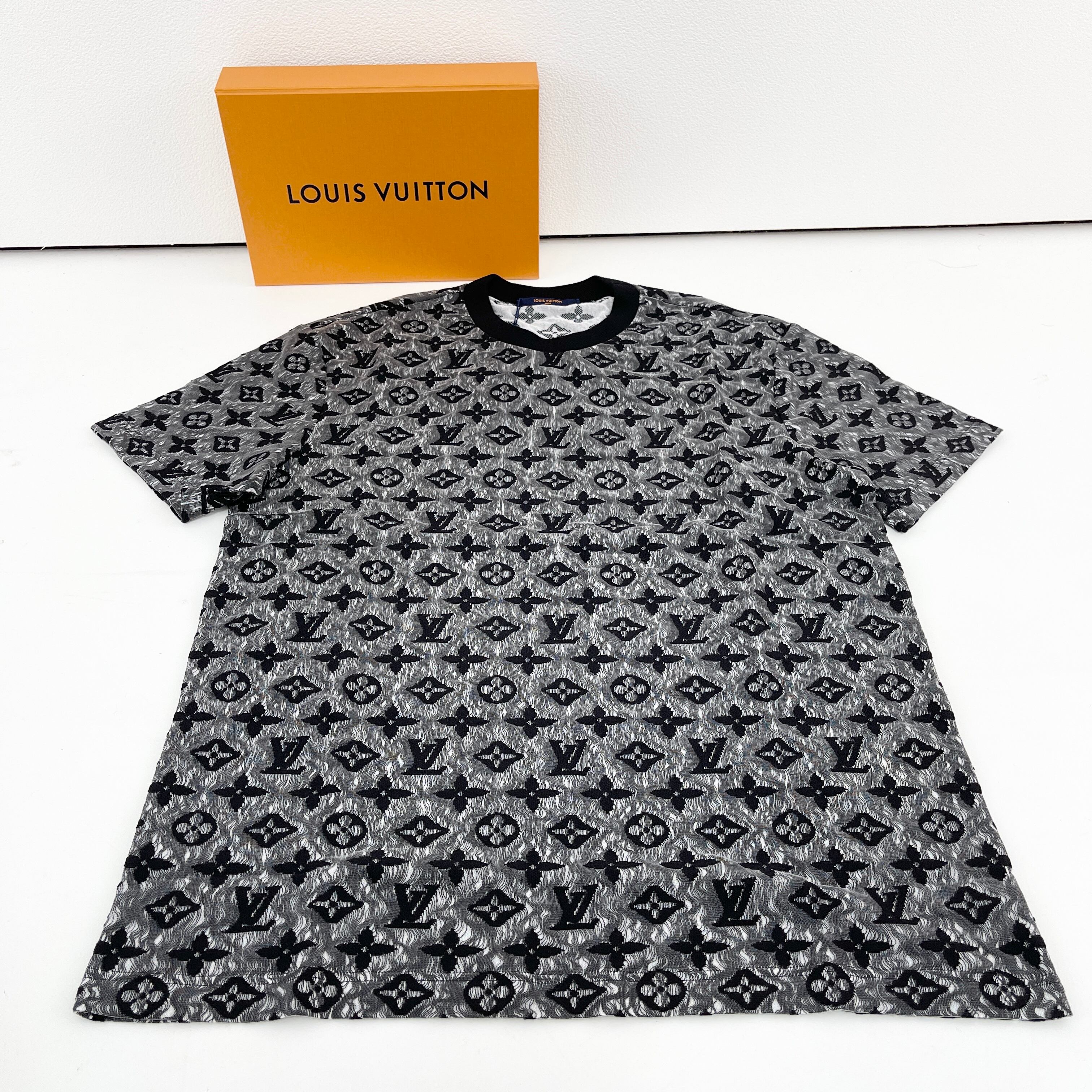 LOUIS VUITTONモノグラムTシャツ LOUIS VUITTONモノグラムTシャツ
