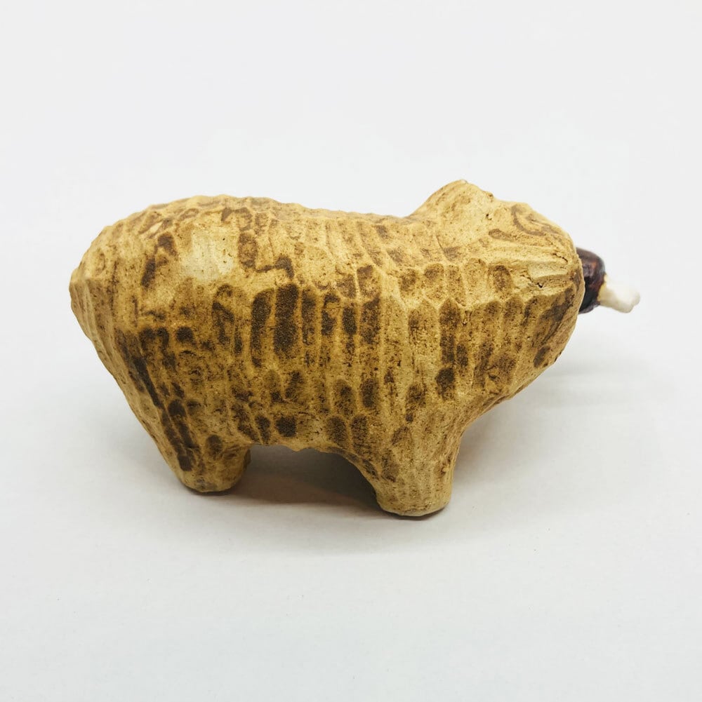 木彫り熊(まんが肉)の置き物 / すずきたまみ / 陶芸作品