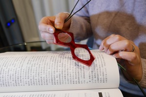 【送料無料】ペンダントルーペ⑮　広げて両目で見られる折り畳み式　自然素材　倍率：１．７５倍　ルーペとしても老眼鏡としても使えます