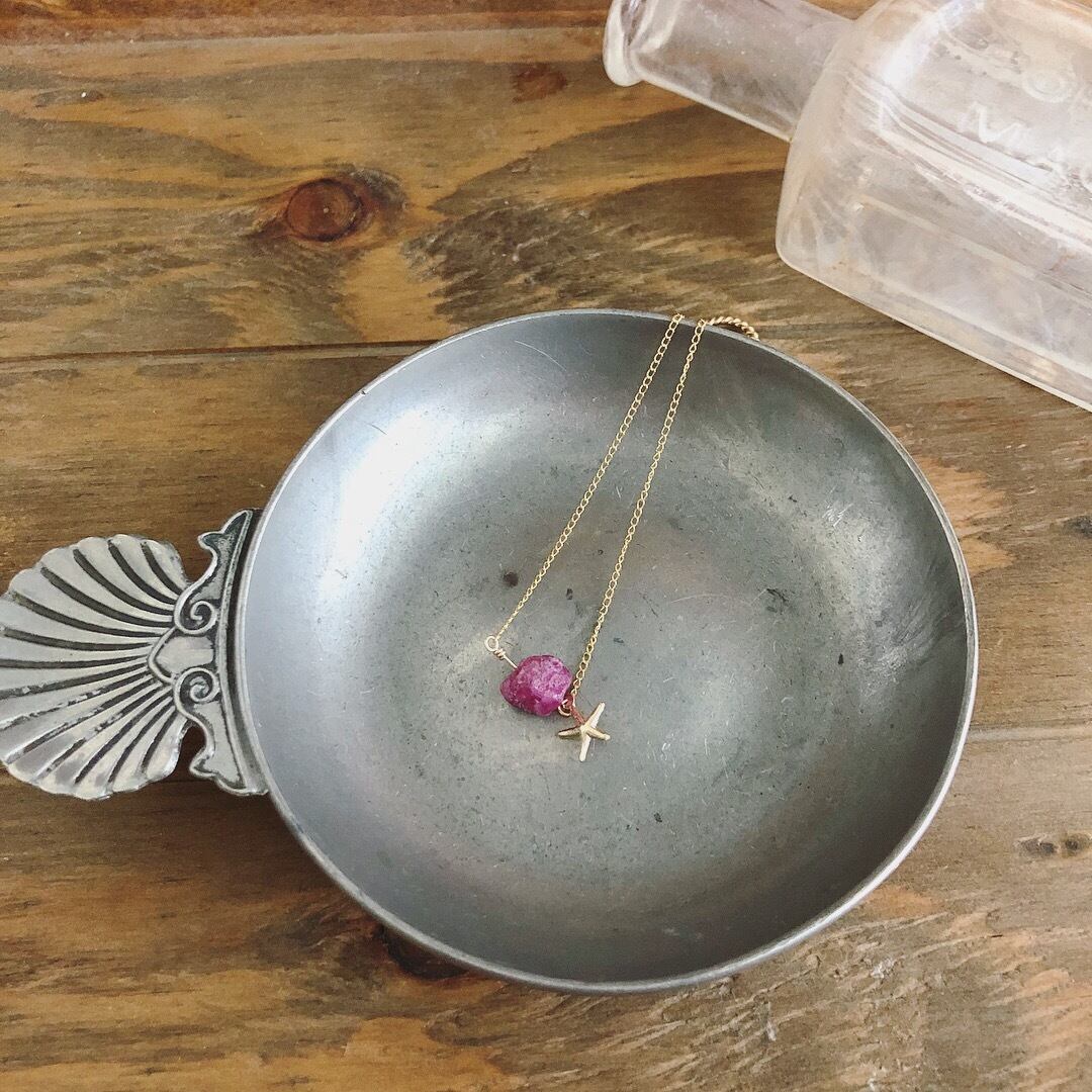 一粒原石ルビー×マリンモチーフのブレスレット