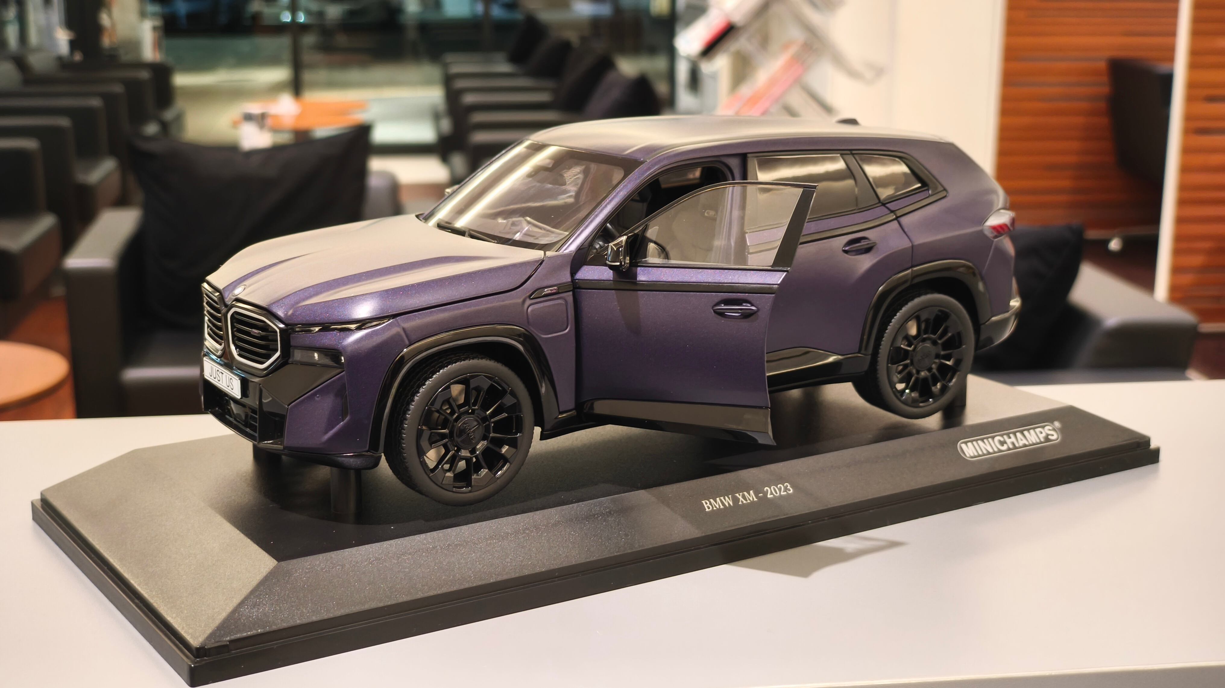 2025 BMW XM by Kith 1:18 スケール ミニカー | Elbe BMW ONLINE SHOP