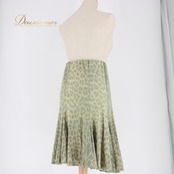 社交ダンス 衣装 スタンダード ラテン スカート レッスンウェア オールシーズン CHRISANNE クリスアン 緑 グリーン系 ベージュ系 ヒョウ柄 社交ダンス スカート ダンスウェア レディース ヒョウ柄スカート 薄手 ストレッチ ポリエステル エラスタン 製品 丈 約60.5cm ウエスト 約28cm〜 イギリス製 伸縮性 有り 余裕 綺麗目 おしゃれ おすすめ 扱いやすい ファッション コーディネート 緑系 ベージュ系