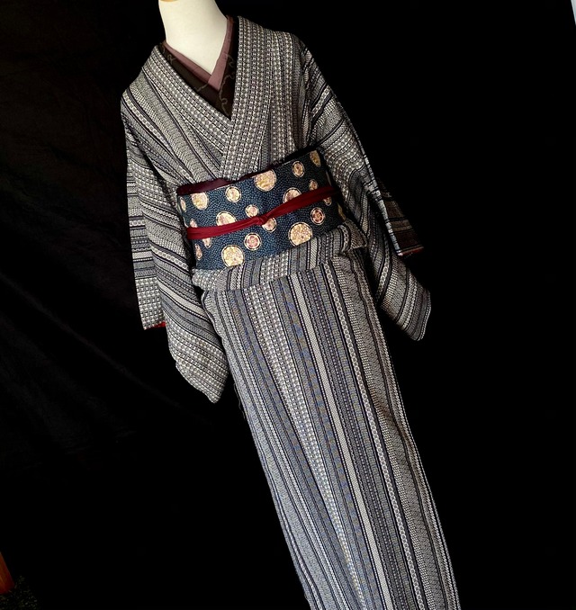 古典柄に縞模様の小紋 〉﻿黒 SからMサイズ 粋 クールな着物 江戸小紋