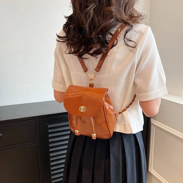 バッグ カバン リュック 肩がけバック ミニバッグ 2way 便利 軽量 レザー シンプル カジュアル おしゃれ 大人女子 無地 レディース デート お出かけ 休日 旅行 お買い物 普段使い 韓国 ファッション スタイル 送料無料 オールシーズン 小さめ ホワイト ブラック オレンジ シルバー