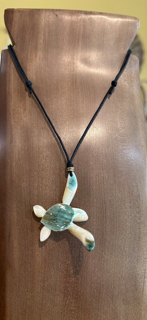 夜光貝カメペンダント