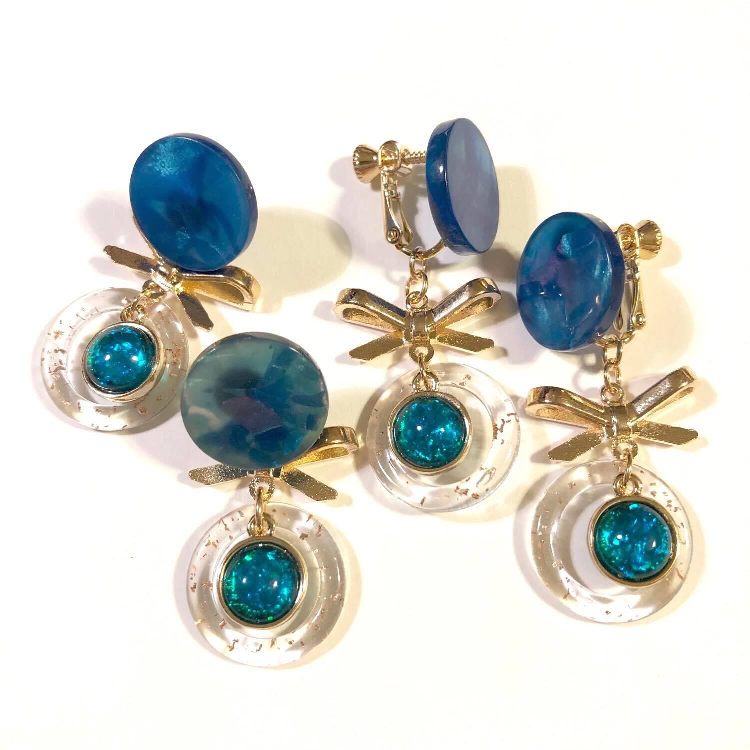 ブルーとクリアフープとリボンの耳飾り