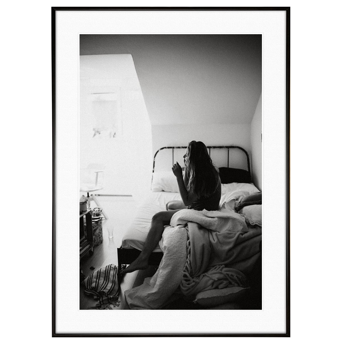 人物写真 ベッドに座っている女性 インテリアモノクロアートポスター額装 AS2348