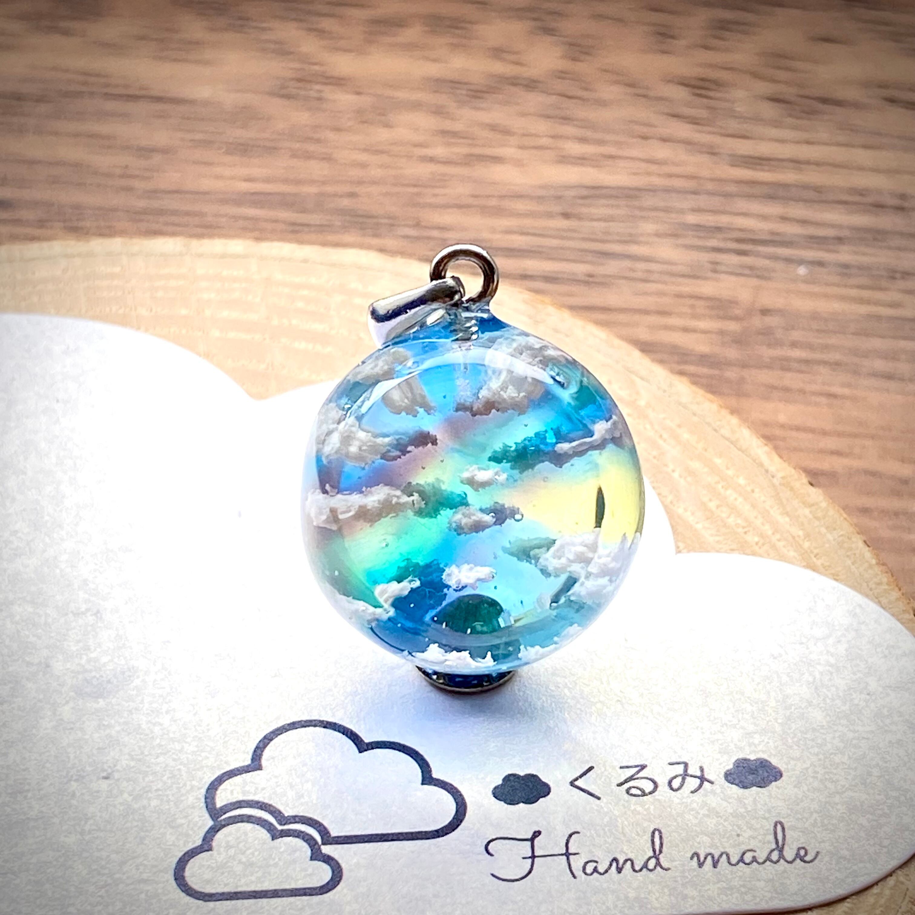 空&雲ペンダント 2割カット球体 青空にかかる虹 バチカン付き