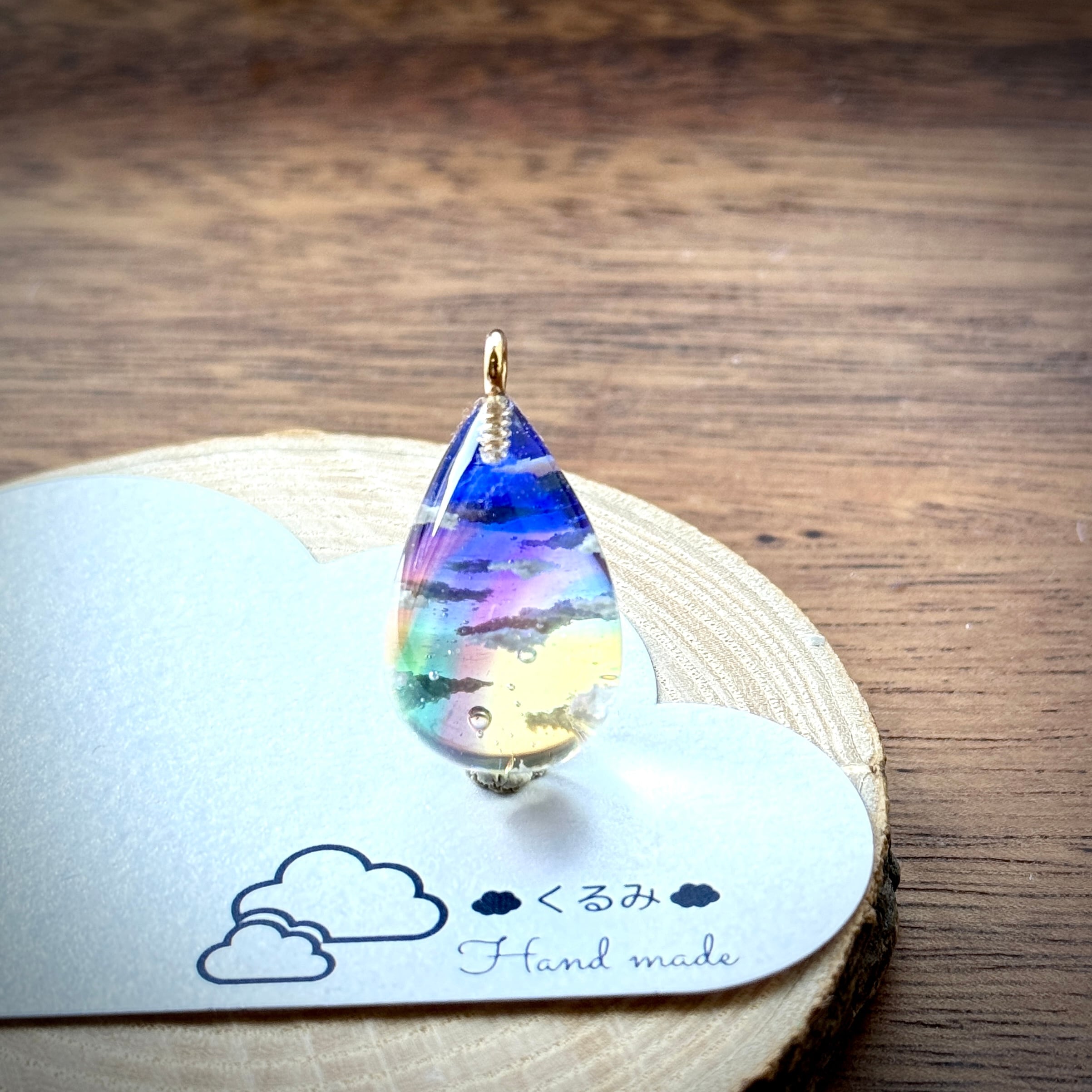 空&雲ペンダント しずく型 夕暮れ空にかかる虹 26×17mm B
