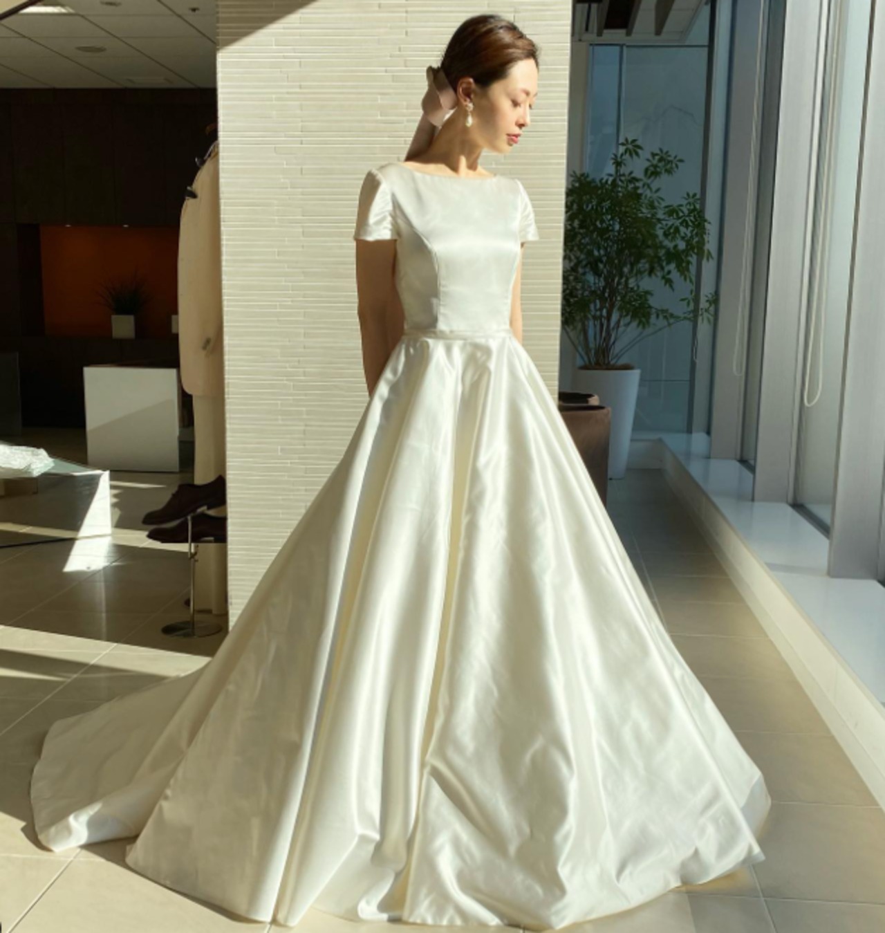 雅やか ウエディングドレス 純白 光沢サテン くるみボタン 短袖 クルー  