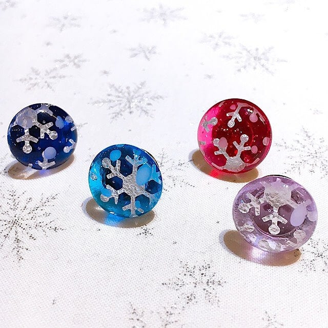 冬のおくりもの ピンブローチ | 小樽ガラスアクセサリー 硝屋(SHOYA)