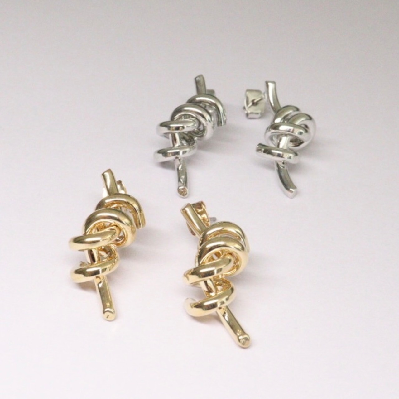 ツイストデザインピアス　チタンポスト　低アレルギー　個性派デザイン　bittersweet