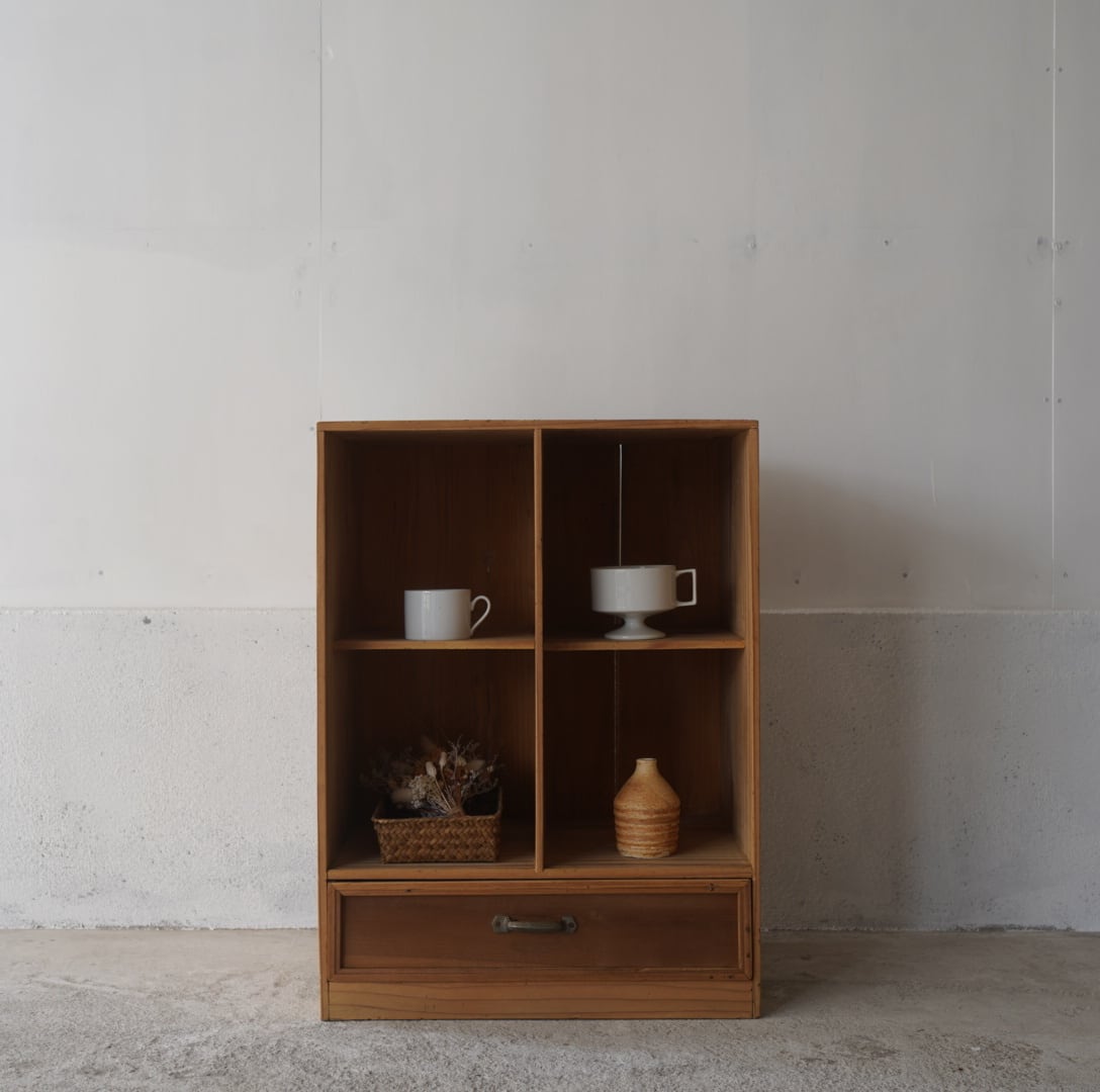 引き出しのついた木製棚