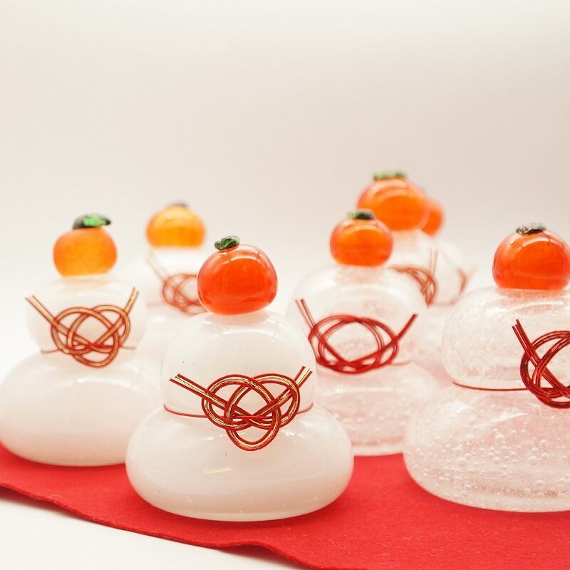 琉球ガラス　鏡餅　赤い紐付き 12cm 琉球ガラス 鏡餅 赤い紐付き 12cm ガラスの鏡餅（全体白＆金箔）