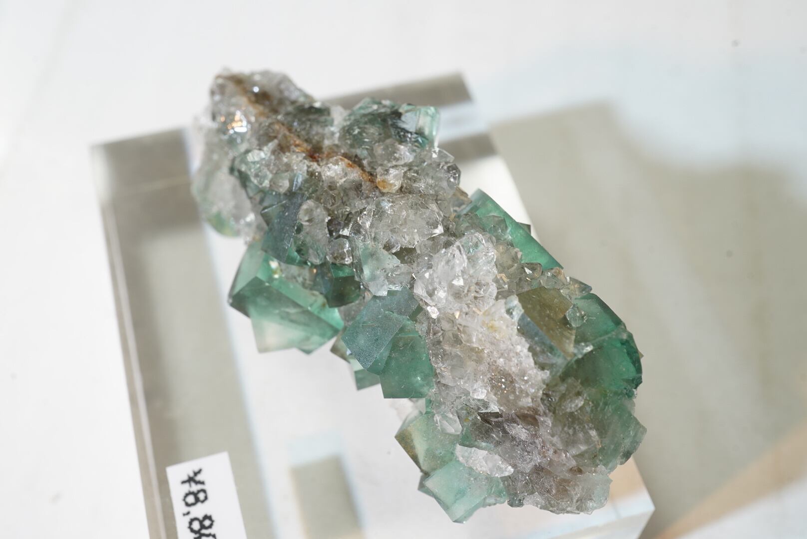 イギリス、ロジャリー鉱山の Druzy Dreams Pocketのクォーツonフロー