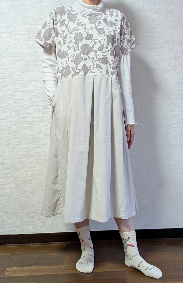 コーデュロイ白花柄のワンピース　身幅５４　袖なし