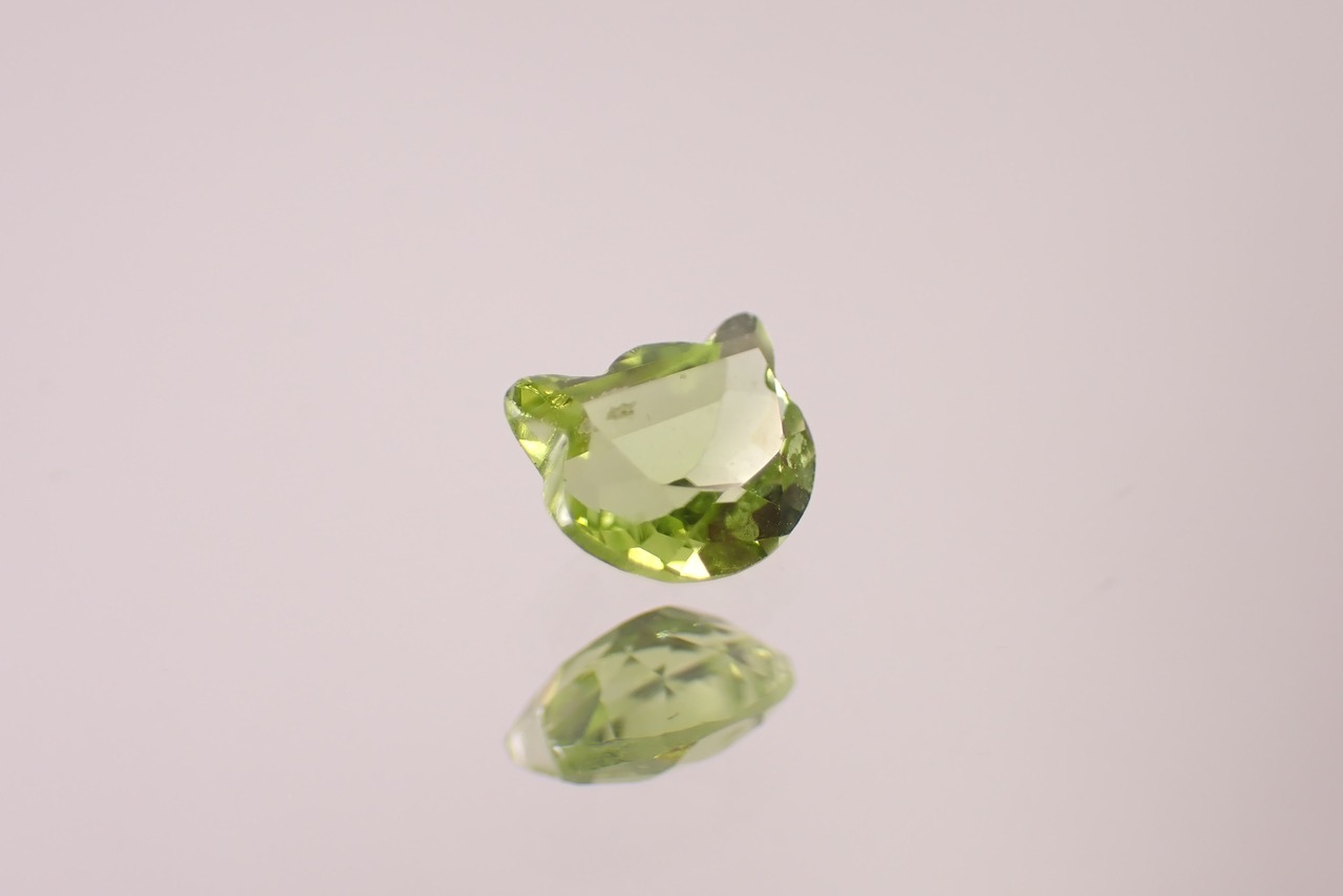 ペリドット(猫カット)　0.87ct　[D12-205]