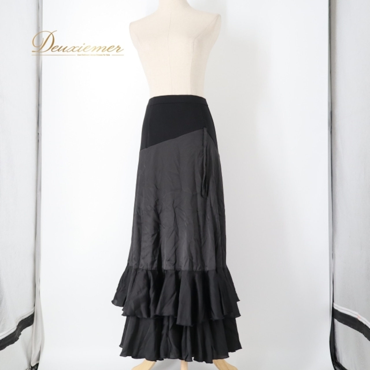 社交ダンス 衣装 スカート ブラック系 チャコット Chacott レッスン 練習 レッスンウェア 練習着 黒 無地 サテン生地 フリル かわいい 華やか おしゃれ 上品 大人っぽい 軽やか ふんわり フレア スタイリッシュ 大人 レディース ダンス用 柔らかい おしゃれなデザイン お洒落 衣装用